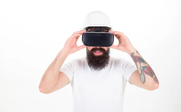 Homem com barba em óculos VR e capacete, fundo branco. Hipster em face concentrada usar a tecnologia moderna. Cara com cabeça montada exibir interagir em realidade virtual. Conceito de realidade virtual — Fotografia de Stock