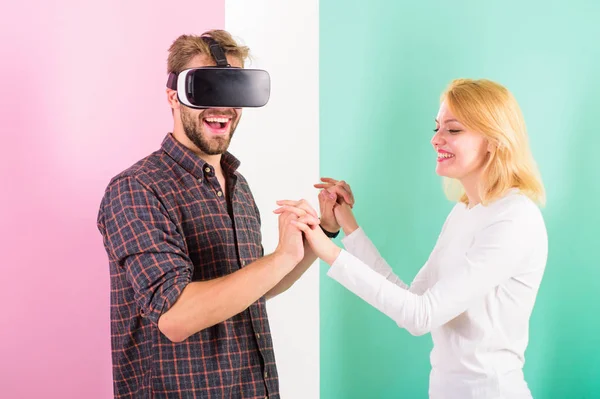 Prepara el baile de bodas. Me gusta cómo te mueves. Averigué cómo enseñarle a bailar. Escuela de danza de realidad virtual. Hombre vr gafas bailando con chica feliz. Aprender el movimiento de cyber teacher en la escuela virtual — Foto de Stock