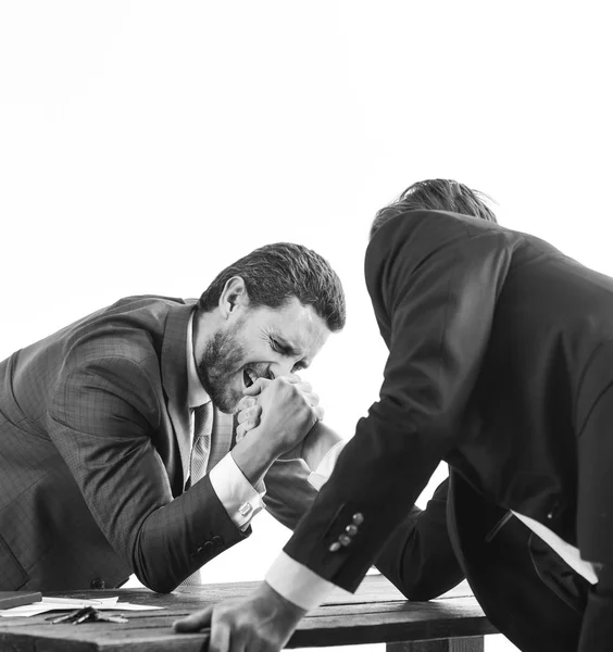 Uomini in giacca e cravatta o uomini d'affari con la faccia urlante competono in armwrestling sul tavolo su sfondo bianco. Vincitore e sconfitto concetto. Confronto dei dirigenti d'impresa . — Foto Stock