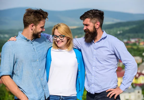 Şirket üç mutlu iş arkadaşları veya ortakları hugs açık, Doğa arka plan. Erkekler resmi gömlek içinde sakal ve gözlük sarışın başarılı ekip olarak. Şirket ulaştı. İş takım kavramı — Stok fotoğraf