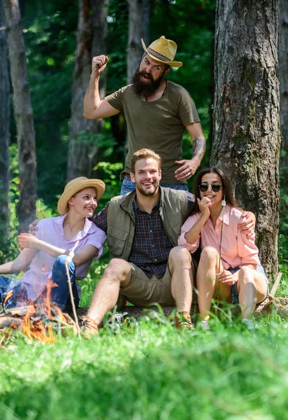 Unerwartete Gefahr. Brutaler Dieb greift Wanderer im Wald mit Messer an Freunde entspannen sich und erwarten nicht, angegriffen zu werden. Vorsicht. Firmenfreunde in gefährlicher Lage in der Natur — Stockfoto