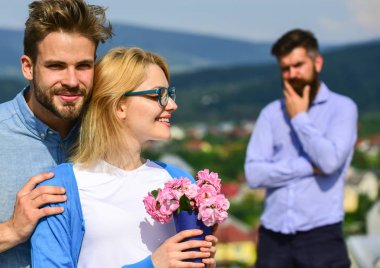 Aşık açık flört romantik ilişkiler sarılmak. Çift Romantik Tarih severler buket çiçekler. İki aşık kıskanç sakallı adam izlerken karısı onu sevgilisi ile hile süre kalma. Sadakatsizlik kavramı