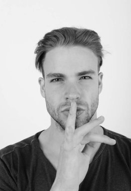 Hareketleri ve duygular kavramı. Koyu mavi tshirt adam sessizlik işaretleri gösteriyor