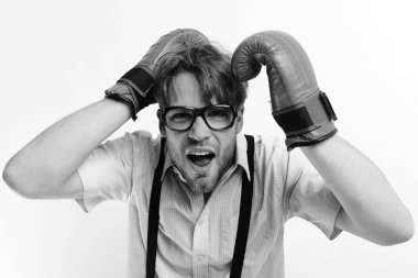 Adam kıl ve korkmuş yüz giyer boks eldivenleri. Zor bir duruma zayıf adam. Rekabet ve akıllı spor