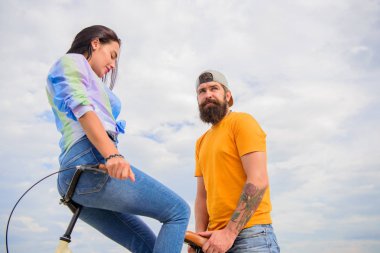 Neden kadınlar daha çekici motorcu çocuklar. Kız onun Bisiklet gidon üzerinde oturmak. Adam hipster sürmek kız bisikletiyle sakallı. Kadın bikers dikkat edin. Kız seviyor onu gidon üzerinde sürmek