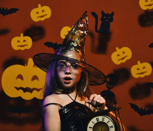 Bonito loira bruxa halloween menina em vestido preto — Fotografia de Stock