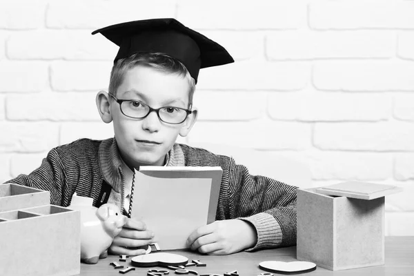 Jovem bonito pequeno aluno menino — Fotografia de Stock