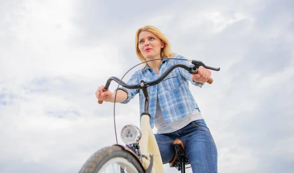 Lady érzelmi kerékpáros. Nő szeret lovagolni kerékpár gyors. Lány élvezze a rövid túra az út mentén, és utazási stop off. Szabadidős kerékpározás szól, látva a feltárása, és kerékpáron barkácsolás — Stock Fotó
