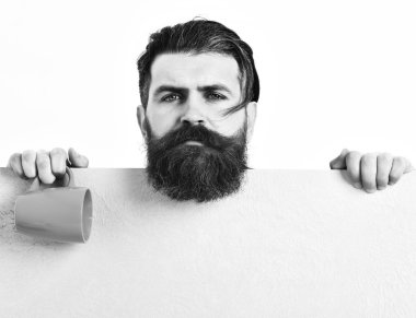 Kâğıt çarşaf ve fincanla vahşi beyaz bir hippi.