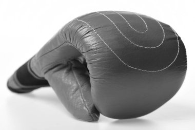 Yalan boks eldivenleri öğeyi kapatın. Spor ve savaş sanatları kavramı. Boks eldivenleri beyaz arka plan üzerinde izole kırmızı renkte