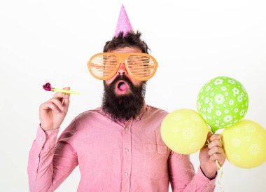 Sürpriz kavramı. Hippi dev güneş gözlüğü Doğum günü kutluyor. Parti boynuz ile parti şapkalı adamı kutluyor. Sakal ve bıyık sürpriz yüz tutan hava balonları, beyaz arka plan üzerinde olan adam