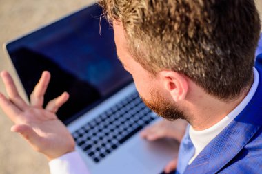 Blog için yeni yazı üzerine çalışıyor. Blog online iletişim. İşadamı sörf internet veya yanıt e-postaları süre oturup dizüstü bilgisayar açık havada arka manzaralı. Online toplum için yararlı yazı oluşturmak