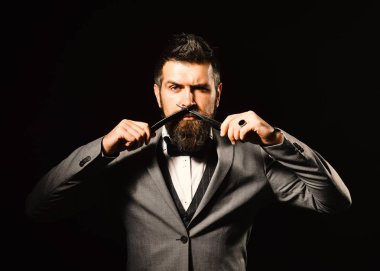 Uzun sakallı bıyık yakınındaki jilet için bıçak tutar. Ciddi yüz siyah arka plan üzerine izole iş adamı