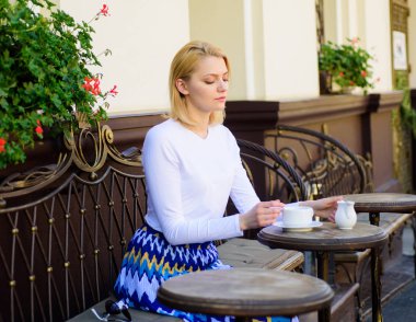 Kadın sakin yüz zarif açık havada içki kafe teras vardır. Sabah sütlü iyi çay bir fincan bana enerji giderleri sağlar. Geleneksel çay süt ile. Kız aristokrat geleneği olarak sütlü çay içmek