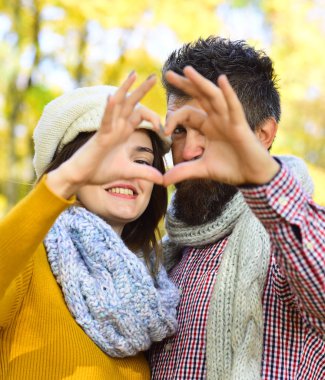 Romantizm ve güneşli Güz konsepti. Eşarp aşık çift