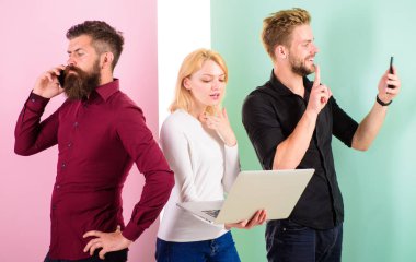 Modern insan sanal ve gerçek gerçekleri içinde yaşıyor. Erkek ve kadın sanal gerçeklik ve online iletişim keyfini çıkarın. Modern teknolojiler hayatımızın daha kolay yapmak. Dizüstü veya smartphone sen her zaman online