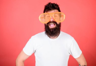 Öznitelik ve şık aksesuar güneş gözlüğü parti. Hippi giyim çekim gölgeler güneş gözlüğü. Moda aksesuar. Adam hipster giyer dev louvered güneş gözlüğü sakallı. Optik ve göz koruma kavramı