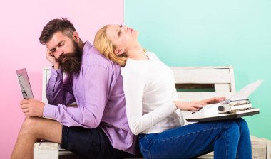 İlham kriz. Özgün otantik öznitelik yazar. Gerçek autor otantik ekipman. Çift yazarlar farklı araçlar yazma kitap kullanın. Adam yorgun uykulu kullanmak laptop kız retro daktilo gibi