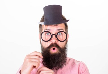 Adam hipster tutun karton silindir şapka ve gözlük daha akıllı beyaz arka plan bakmak için sakallı. İşaretler senden daha zeki biri. Senden daha zeki görünmek için hileler vardır. Garantili Yolları zeki görünür
