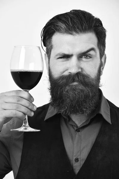 Hålla glas vin isolerad på vit bakgrund, närbild, vänlig kaukasiska man med kort svart hår håller vinglas — Stockfoto