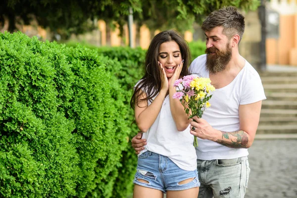 花束常に良いアイデア。男の準備のガール フレンドのための驚きの花。彼女の好きな花をもたらします。彼女にとって驚きです。男は、花束フラワー ロマンチックな日付を与えます。会議日付公園背景カップル — ストック写真