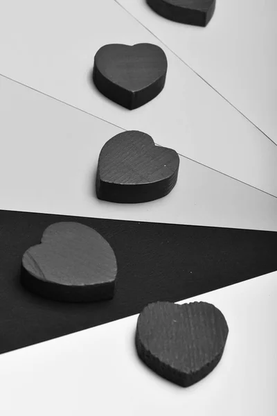 Шматочки Деревини Формі Серця Організовані Лінії Листівка Подарунок Концепція Любові — стокове фото