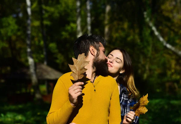 Verliebtes Paar geht mit Blättern spazieren. Herbstzeit — Stockfoto