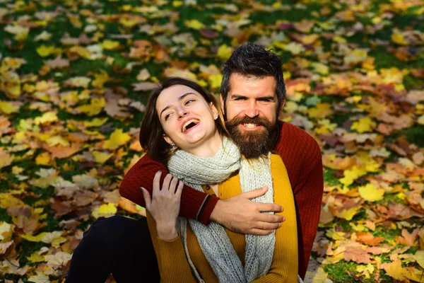 Junge Familie und Herbstkonzept. Verliebtes Paar — Stockfoto