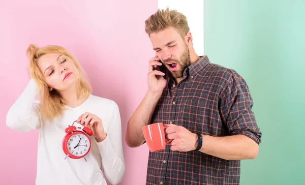 Voy tarde al trabajo. Pareja enamorada se quedó dormida alarma de la mañana. Mujer y hombre soñoliento pelo alborotado beber café de la mañana. Un par de caras soñolientas bostezando tarde para ir a trabajar. Me desperté demasiado tarde. — Foto de Stock