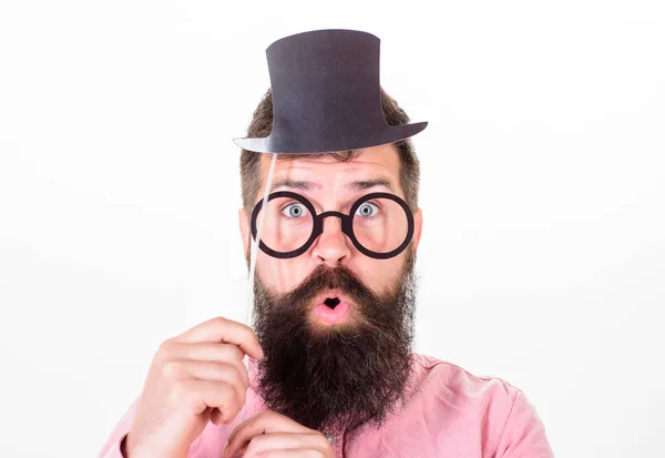 男子大胡子时髦持有纸板顶帽子和眼镜看起来更聪明的白色背景。标志某人比你聪明。看起来比你聪明的把戏。保证方式看起来更聪明 — 图库照片