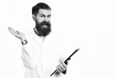 Lisansüstü öğrenci elbise beyaz stüdyo arka plan üzerinde izole Pano ve hapları tutarak. Tıp kavramı. Sakallı acımasız beyaz doktor veya yüksek lisans öğrencisi