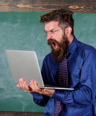 Yavaş yavaş Internet onu rahatsız edici. Öğretmen adam modern dizüstü kara tahta arka plan sakallı. Yavaş internet tarafından rahatsız. Yenilikçi öğretmen laptop ile agresif yavaş hızlı internet bağlantısı hakkında deli gider