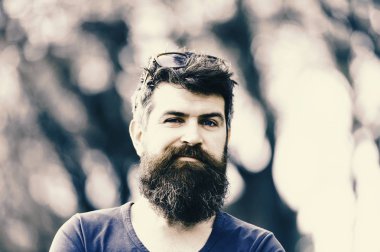 Gözlüklü adam uzun sakal ve bıyık giyer kafa, ufuk arka plan üzerinde. İle neşeli yüzündeki gri sakallı hippi. Berber kavramı. Adam şık sakal ve saç kesimi ile iyi görünüyor.