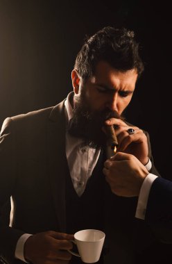 Erkek el ışıklar businessmans puro içmek için meşgul. İş öğle yemekleri ve beş dakika mola kavramı.
