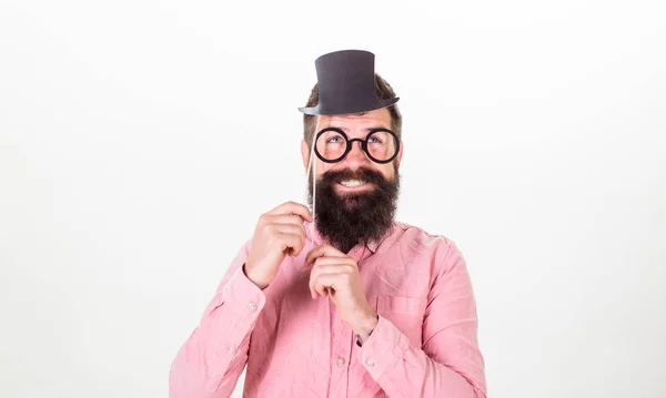 Vestido para el éxito. El hombre barbudo hipster sostiene el sombrero de cartón y las gafas para lucir un fondo blanco más inteligente. Las formas garantizadas parecen más inteligentes. Trucos para parecer más inteligente. El vestido afecta cómo la gente te ve — Foto de Stock