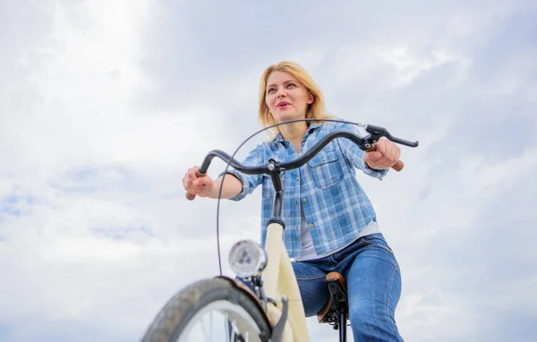 Nő szeret lovagolni a kerékpár. Lány élvezze a rövid túra az út mentén, és utazási stop off. Szabadidős kerékpározás szól, látva a feltárása, és kerékpáron barkácsolás. Lány tart kerékpár kormányra — Stock Fotó