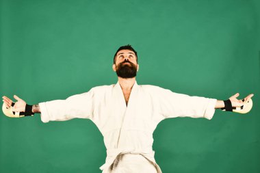 Savaş usta ellerini geniş tutar ve şükran olarak görünüyor. Zafer kavramı. Üniforma ve boks eldivenleri mübarek yüzüne adamla karate.