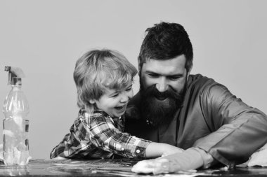 Küçük yardımcı kavramı anne. Pembe bir arka plan üzerinde de babamla gülen çocuk.