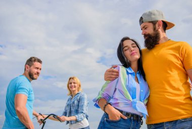 Erkek ve kadın rahat kucaklama mutlu adam arka plan birlikte iken yeni kız arkadaşını almak deneyin. Uzun vadeli ilişkiler gol. Kaç gol. Sadece birini karşılamak ve aile hayatta mutlu biri