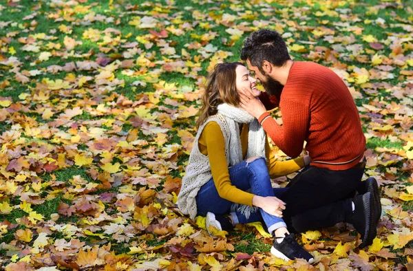 Hombre y mujer con caras felices en el fondo de los árboles de otoño —  Fotos de Stock