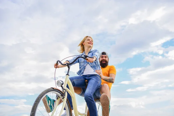 Пара с велосипедом романтическое свидание небо фоне. Психология отношений. Лидерство в семье и браке. Девушка управляет велосипедным рулем. Пара влюблённых на велосипеде. Пусть она будет лидером. — стоковое фото