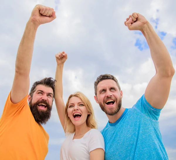 La mujer y los hombres se ven seguros de éxito fondo del cielo. Comportamientos del equipo cohesivo. Celebra el éxito. Sí que podemos. Formas de construir un equipo cohesivo. Trío de pie feliz con confianza con los puños levantados — Foto de Stock