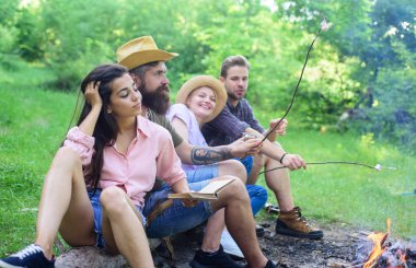 Gençlik hiking tatil. Yürüyüşçü Orman Doğa arka planda boş zaman harcamak. Kamp ateşi gıda kavurma bekleme sırasında rahatlatıcı yakınındaki yürüyüşçü otur. Yürüyüşçüler yemek ve dinlenmek için hızlı piknik düzenledi. Piknik fikirler zammı