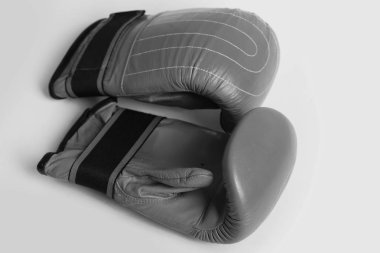 Güçlü spor ekipmanları kavramı ile sulu kırmızı boks eldivenleri