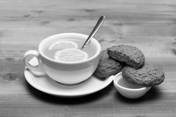 Havermout koekjes als lekker gebak voor kopje thee met citroen en honing. Huisgemaakt dessert concept. Zoete bakkerij en theetijd. — Stockfoto