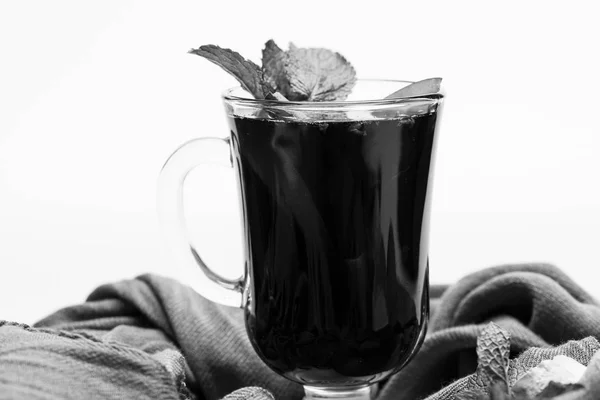 Vin chaud en verre avec décor. Dégustation de vin et maison. Feuilles de menthe, racine de gingembre et pomme — Photo