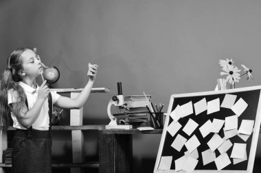 Eğitim ve okul kavramı dön. Liseli kızlar sınıfta gurur yüzle. Kız yeşil saat tutar