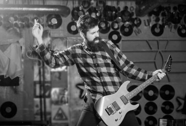 Sakallı müzisyen elektro gitar çalmak. Bağırarak yüz oyun gitar, şarkı şarkı, müzik çalma ile adam,