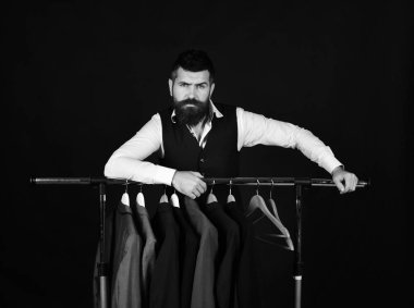 Moda ve bireysel tarzı kavramı. Yeleği giysi raf tarafından sakallı.