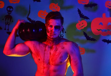 Omzunda balkabağı ve gövdesi olan maço. Kanlı canavar.